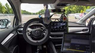 Roboty i manekiny, czyli jak Škoda przeprowadza testy systemów bezpieczeństwa