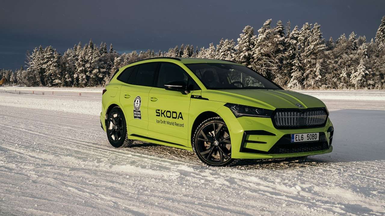 ŠKODA Enyaq RS iV ustanawia dwa rekordy GUINNESS WORLD RECORDS™ w drifcie na lodzie