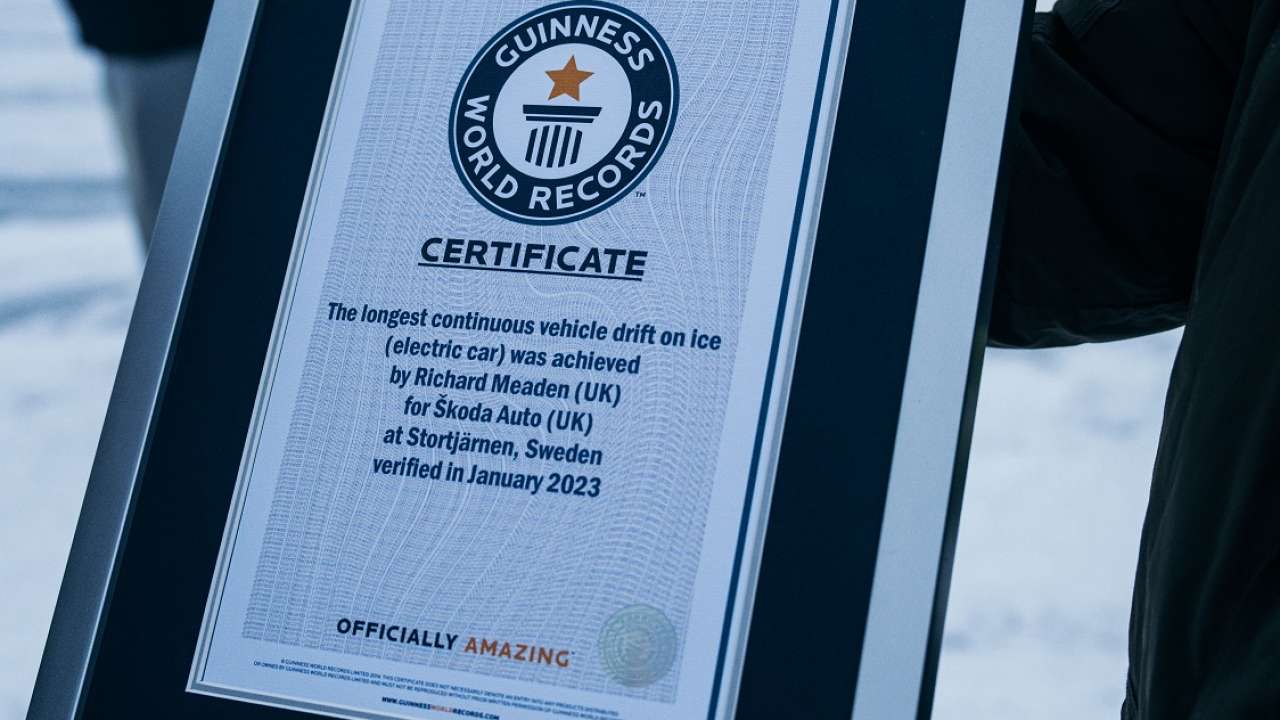 ŠKODA Enyaq RS iV ustanawia dwa rekordy GUINNESS WORLD RECORDS™ w drifcie na lodzie