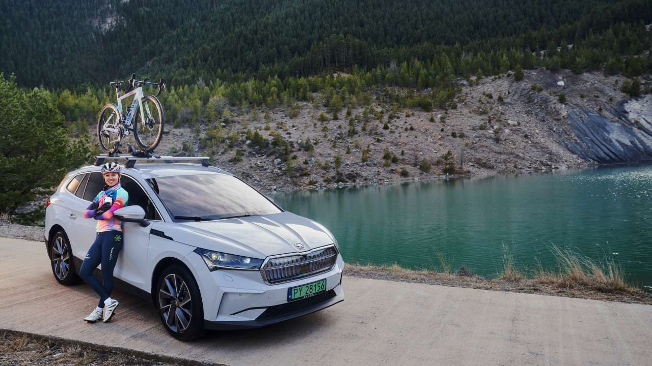 Škoda wspiera kobiecość i pasję – wystartowała nowa kampania z Kasią Niewiadomą!