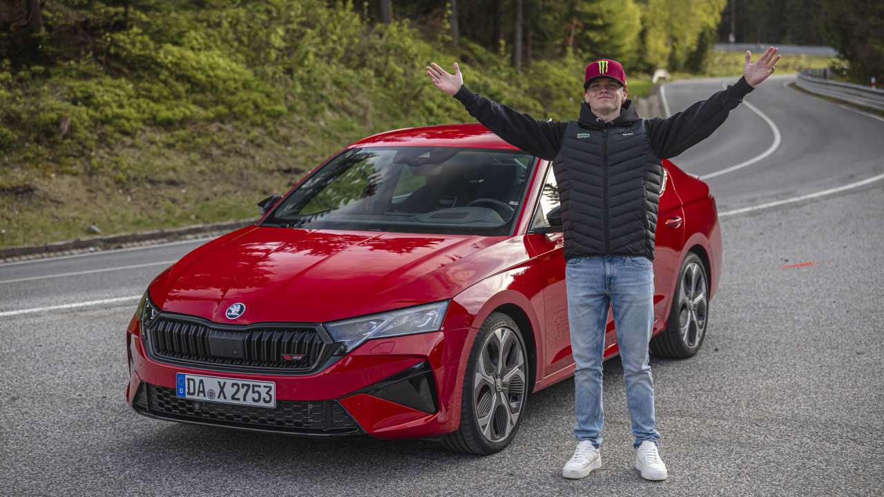 Kierowca rajdowy Oliver Solberg testuje nową Škodę Octavia RS