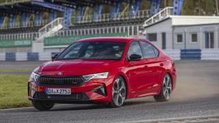 Kierowca rajdowy Oliver Solberg testuje nową Škodę Octavia RS