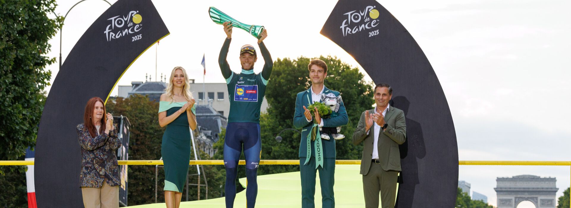Zwycięzca 112. Tour de France, Tadej Pogačar, otrzymuje kryształowe trofeum od Škoda Design