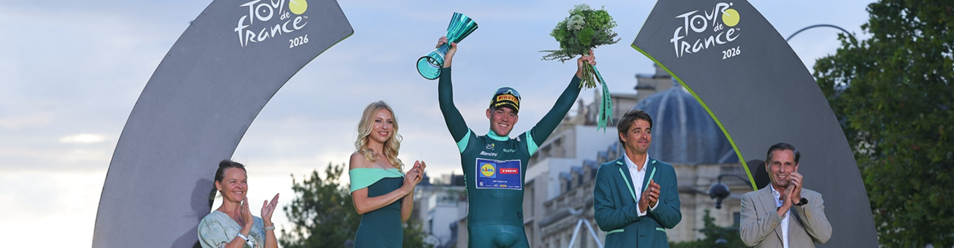 Zwycięzca 113. edycji Tour de France Tadej Pogačar otrzymał kryształowe trofeum zaprojektowane przez zespół Škoda Design