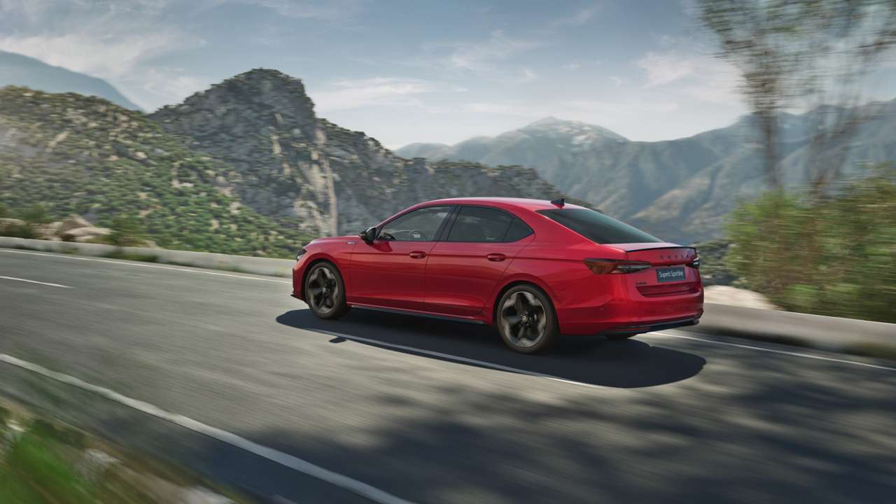 Škoda Superb zyskuje nową wersję wyposażenia i pakiety - marka na nowo definiuje flagowy model