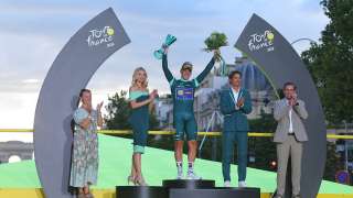 Zwycięzca 113. edycji Tour de France Tadej Pogačar otrzymał kryształowe trofeum zaprojektowane przez zespół Škoda Design