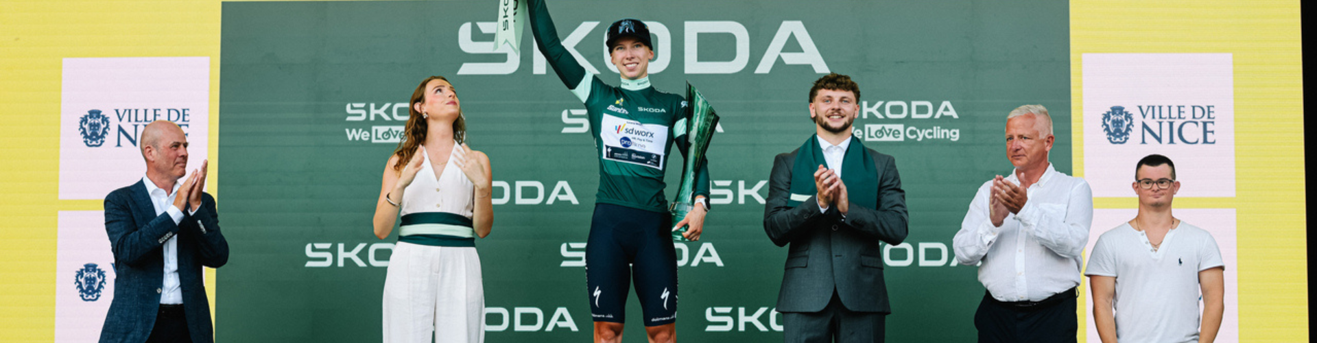 Lorena Wiebes otrzymała trofeum Škoda Design po zwycięstwie w klasyfikacji punktowej Tour de France Femmes avec Zwift