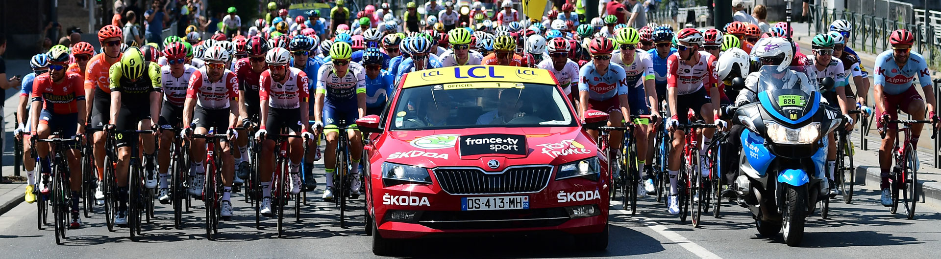 Zwycięzcy Tour de France świętują z kryształowymi trofeami zaprojektowanymi przez ŠKODĘ