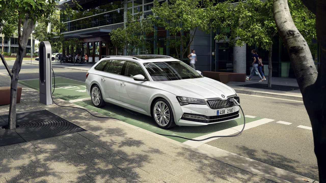 ŠKODA rozpoczęła seryjną produkcję modelu SUPERB iV – pierwszego auta marki z napędem hybrydowym typu plug-in