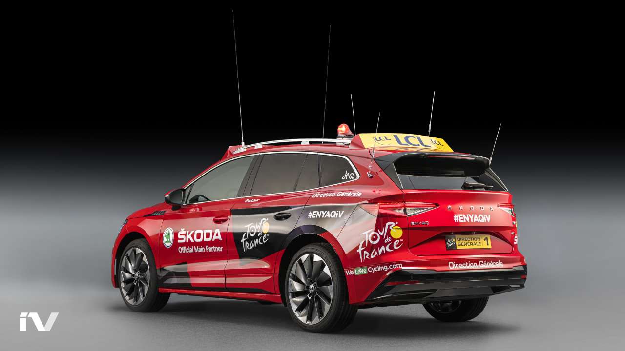 Elektryczna ŠKODA ENYAQ iV na czele peletonu Tour de France