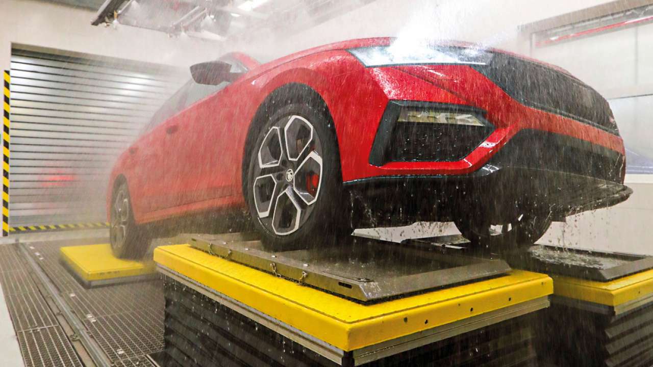 ŠKODA dba o najwyższą jakość: marka testuje wodoszczelność samochodów w nowoczesnym laboratorium