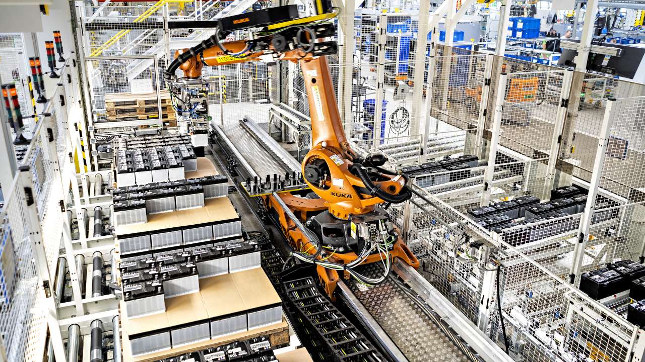 ŠKODA automatyzuje kolejne procesy produkcyjne w fabryce w Kvasinach