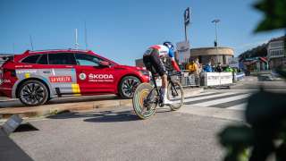 Elektryczny SUV ŠKODA ENYAQ iV na czele peletonu hiszpańskiego wyścigu kolarskiego Vuelta a Espana
