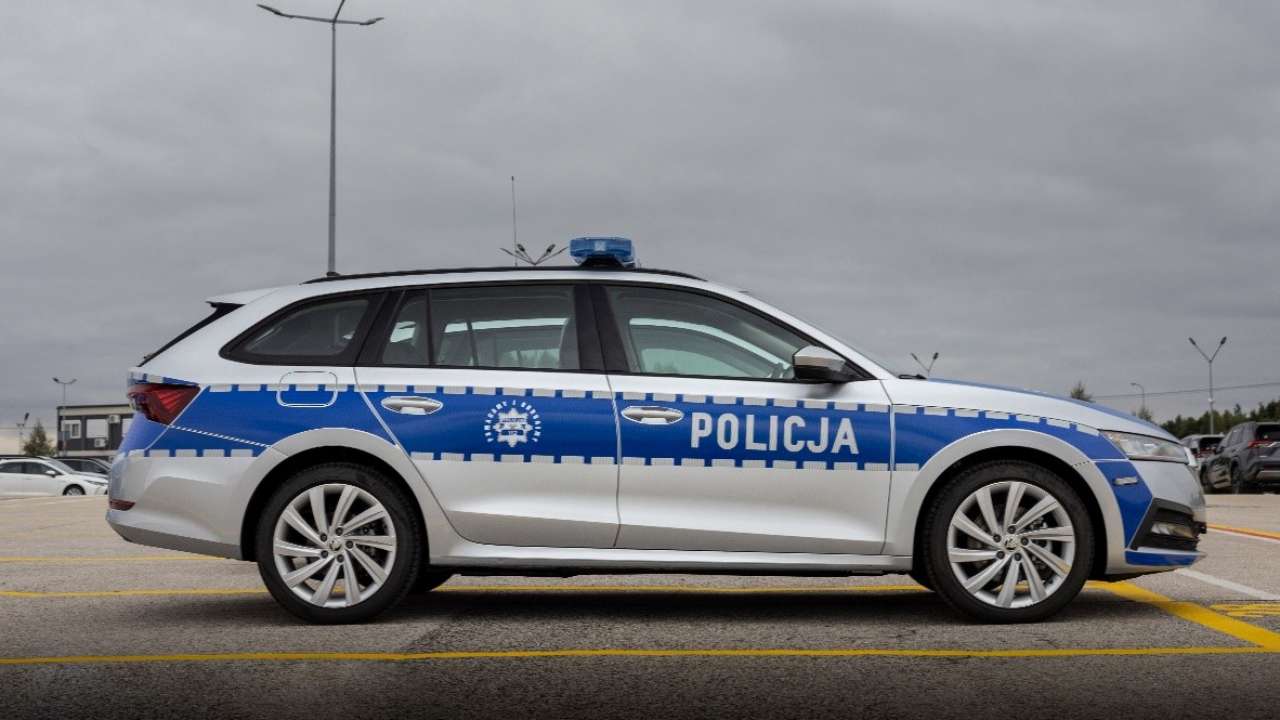 Dynamiczne i ekologiczne ŠKODY OCTAVIA iV z napędem hybrydowym typu plug-in w służbie polskiej policji