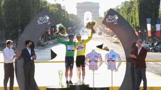 Zwycięzca Tour de France Tadej Pogačar z kryształowym pucharem od ŠKODA DESIGN