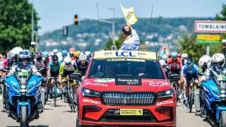 Niesamowity dzień z życia kierowców samochodów ŠKODY podczas Tour de France