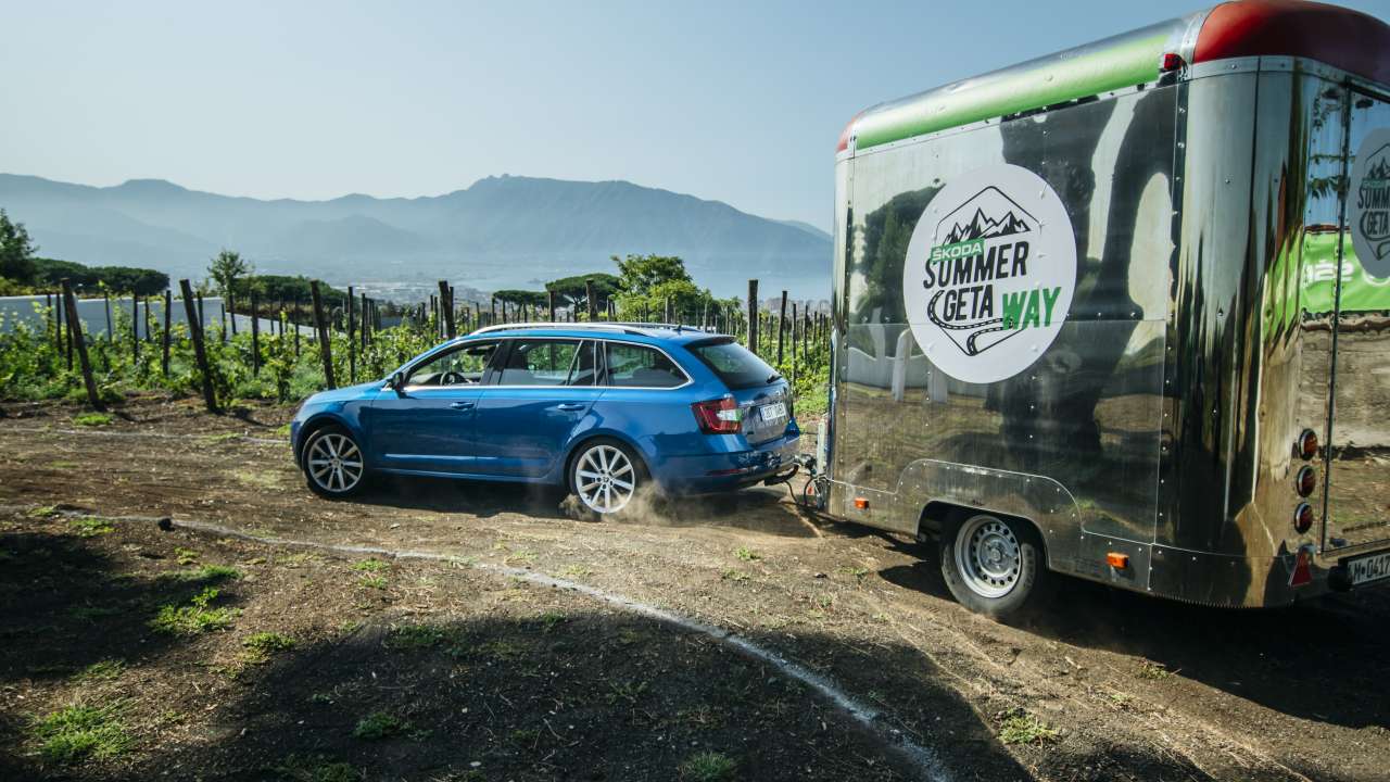 Systemy ŠKODY: TRAILER ASSIST – bezpieczne podróże z przyczepą