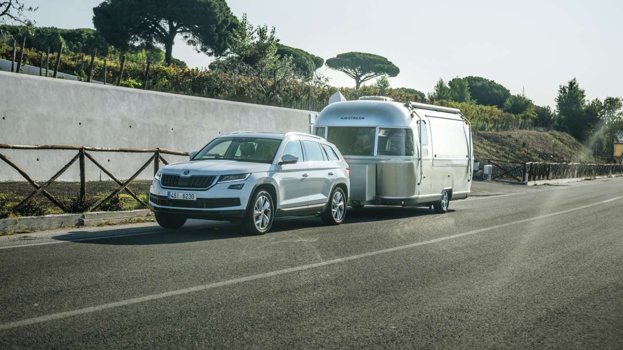 Systemy ŠKODY: TRAILER ASSIST – bezpieczne podróże z przyczepą