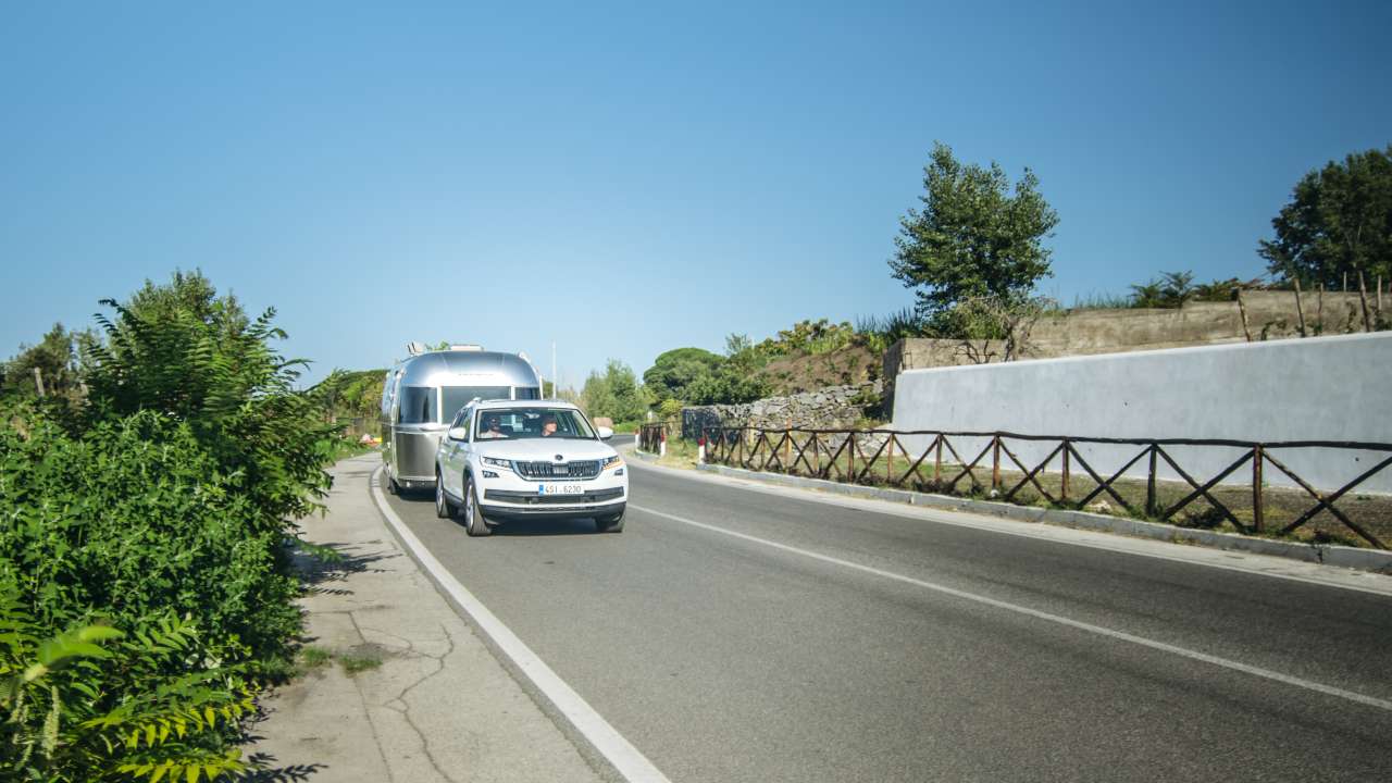 Systemy ŠKODY: TRAILER ASSIST – bezpieczne podróże z przyczepą