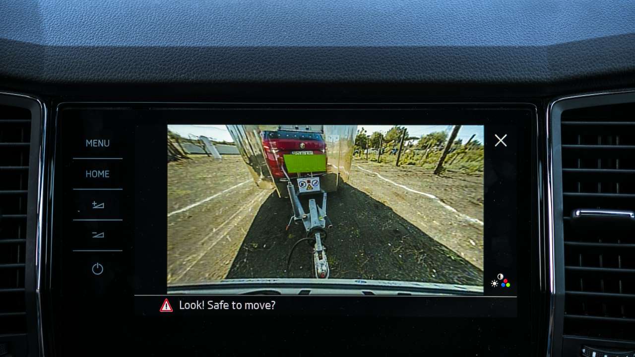 Systemy ŠKODY: TRAILER ASSIST – bezpieczne podróże z przyczepą