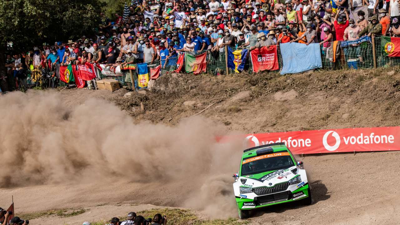 Rajd Sardynii kierowcy ŠKODY, Kalle Rovanperä i Jan Kopecký, jadą po zwycięstwo kategorii WRC 2 Pro