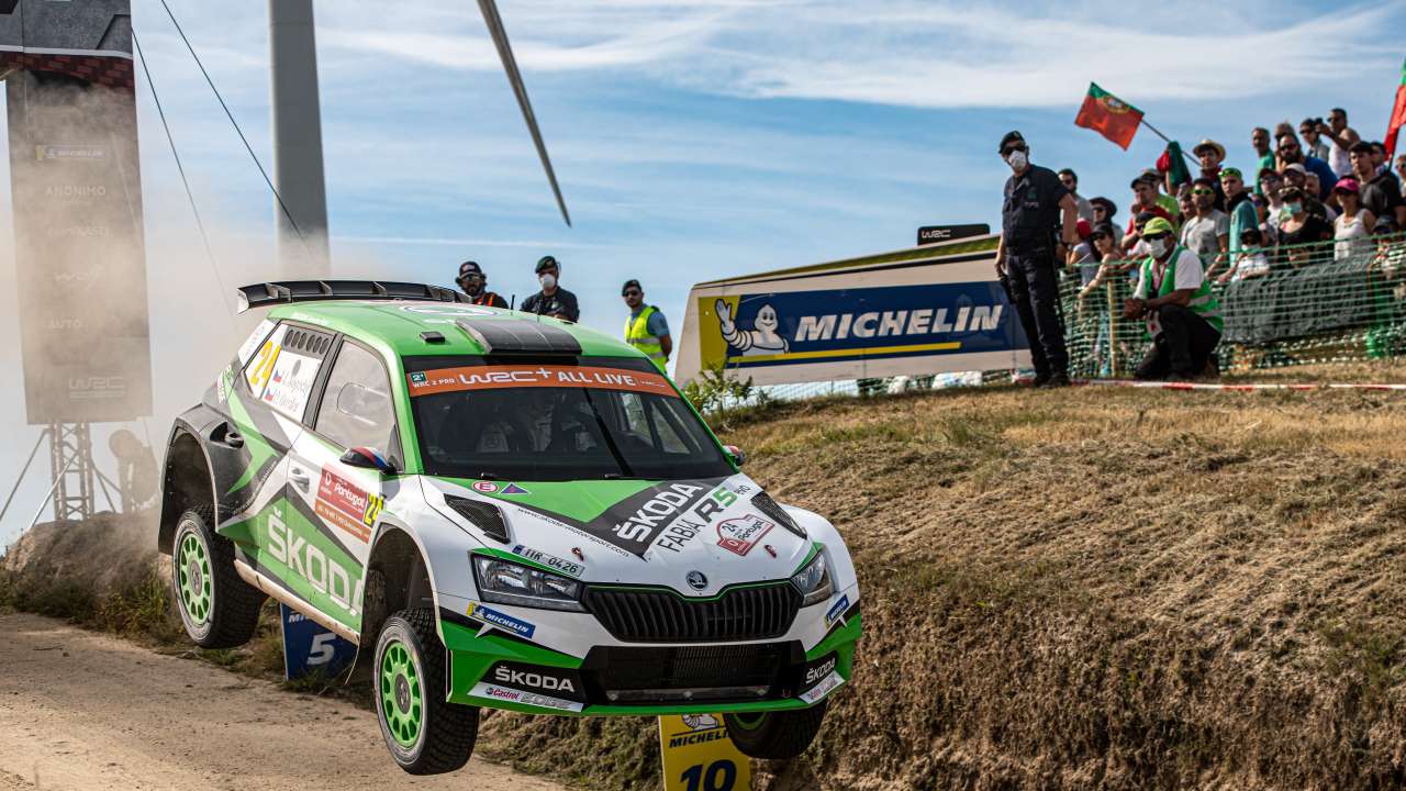 Rajd Sardynii kierowcy ŠKODY, Kalle Rovanperä i Jan Kopecký, jadą po zwycięstwo kategorii WRC 2 Pro