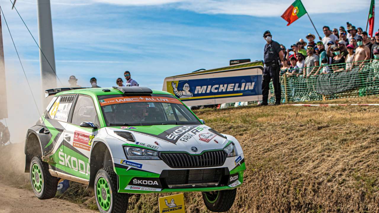 Rajd Sardynii kierowcy ŠKODY, Kalle Rovanperä i Jan Kopecký, jadą po zwycięstwo kategorii WRC 2 Pro