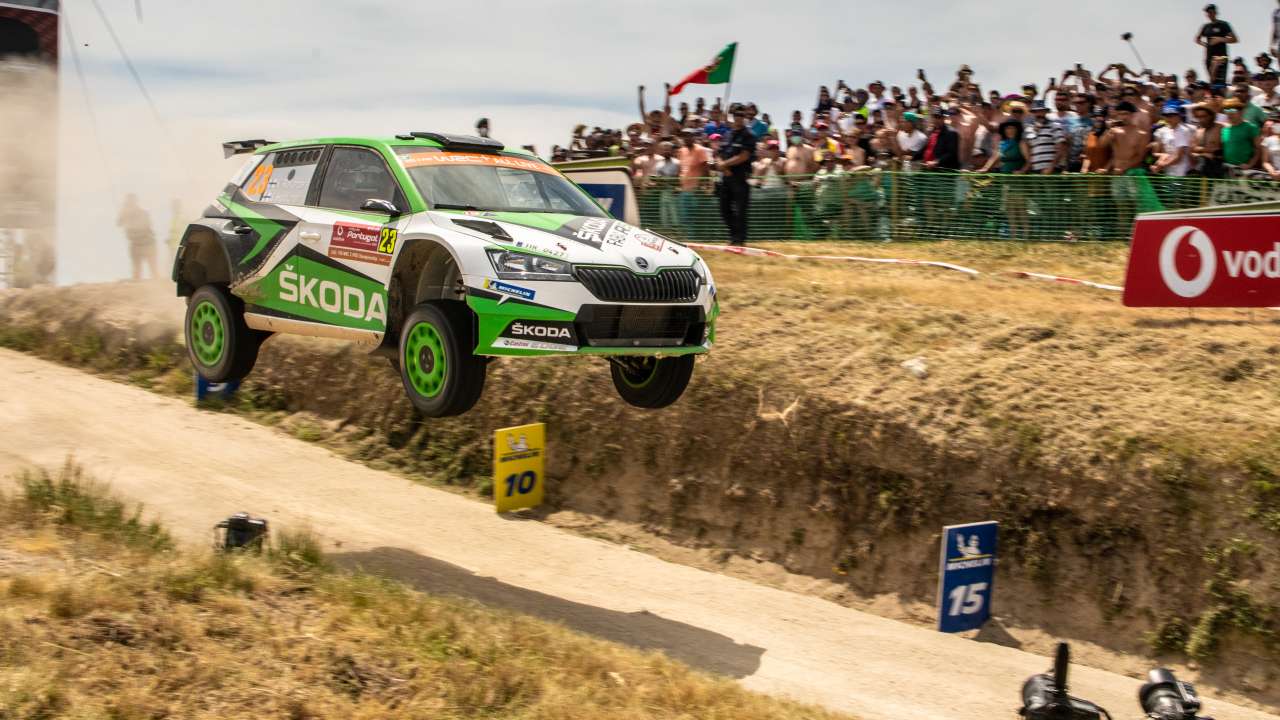 Rajd Sardynii kierowcy ŠKODY, Kalle Rovanperä i Jan Kopecký, jadą po zwycięstwo kategorii WRC 2 Pro