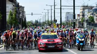 Zwycięzcy Tour de France świętują z kryształowymi trofeami zaprojektowanymi przez ŠKODĘ