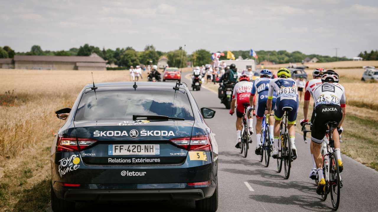 Zwycięzcy Tour de France świętują z kryształowymi trofeami zaprojektowanymi przez ŠKODĘ