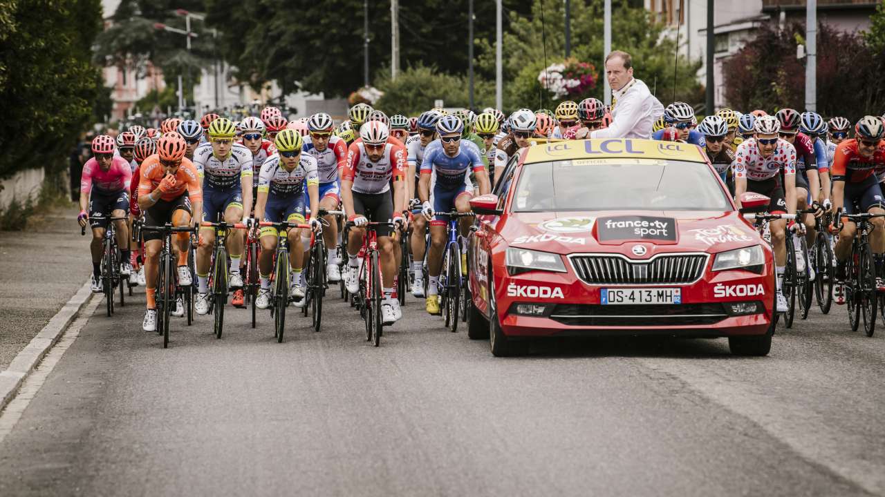 Zwycięzcy Tour de France świętują z kryształowymi trofeami zaprojektowanymi przez ŠKODĘ