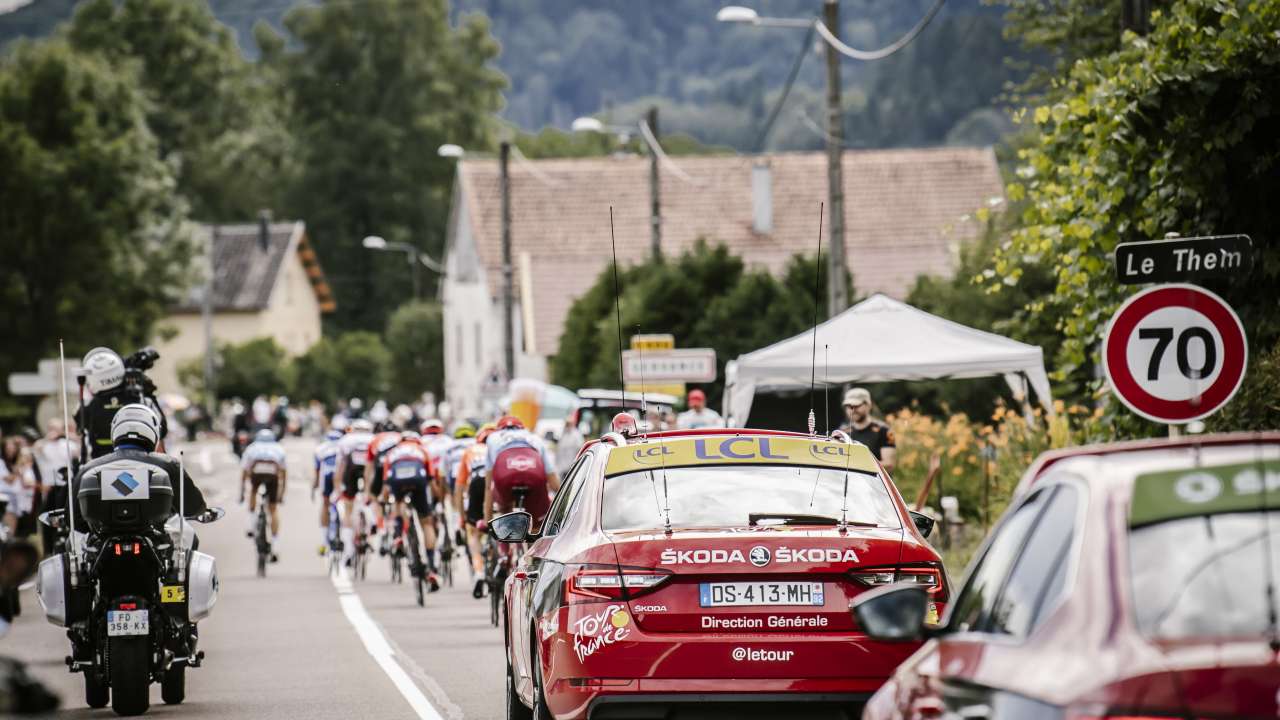 Zwycięzcy Tour de France świętują z kryształowymi trofeami zaprojektowanymi przez ŠKODĘ