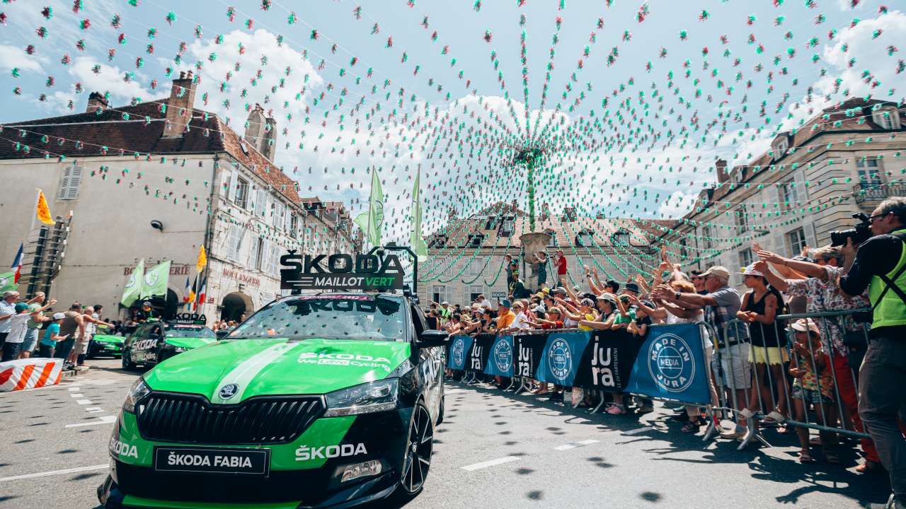 Zwycięzcy Tour de France świętują z kryształowymi trofeami zaprojektowanymi przez ŠKODĘ