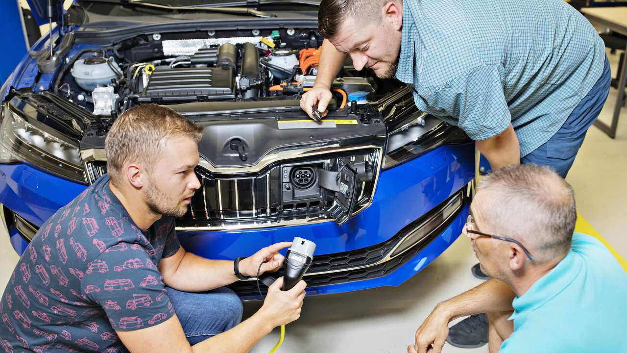 ŠKODA AUTO przygotowuje pracowników na wyzwania elektromobilności