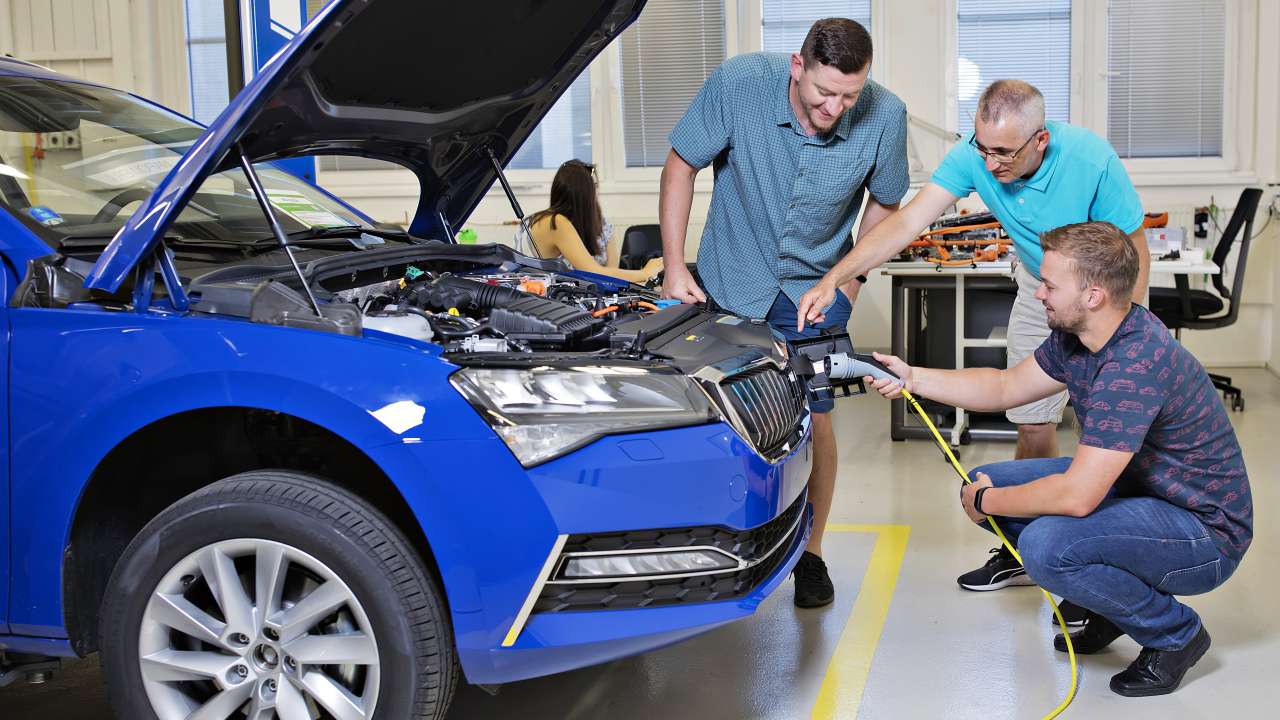 ŠKODA AUTO przygotowuje pracowników na wyzwania elektromobilności