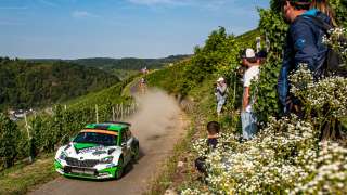 Rajd Niemiec czeski zespół ŠKODY, w składzie Jan Kopecký i Pavel Dresler, ponownie zajmuje najwyższą pozycję na podium kategorii WRC 2 Pro