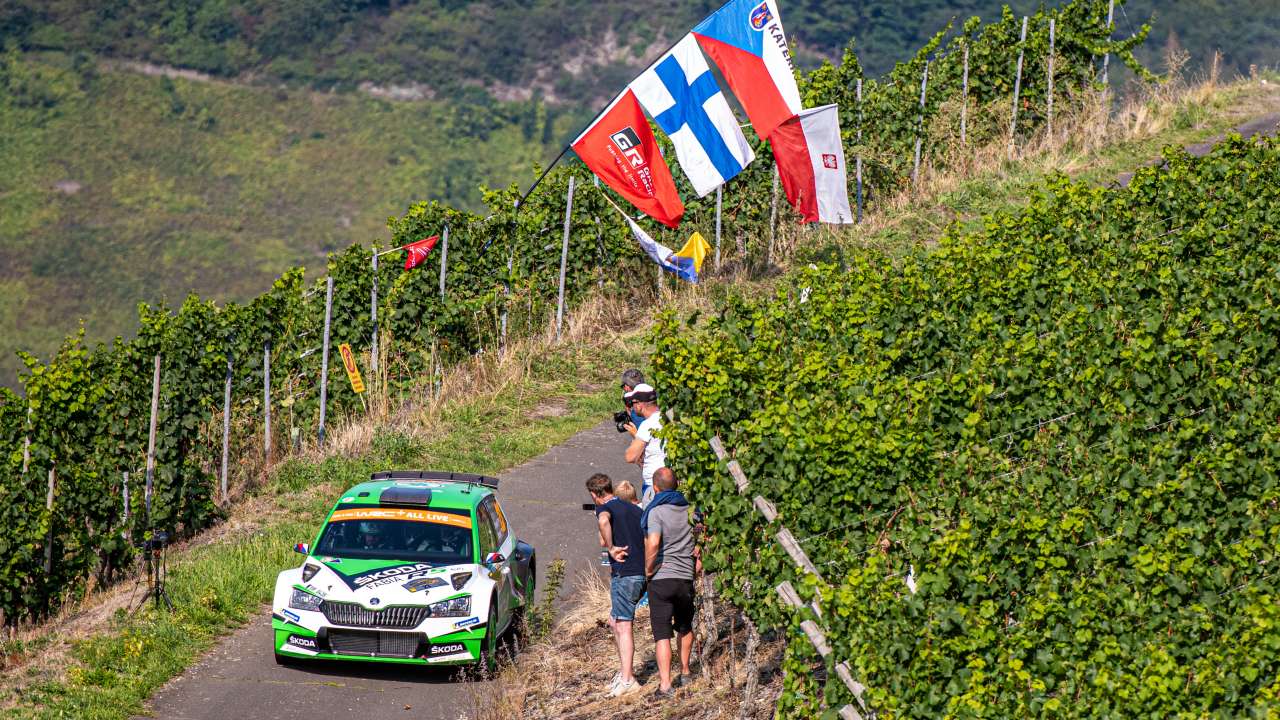 Rajd Niemiec czeski zespół ŠKODY, w składzie Jan Kopecký i Pavel Dresler, ponownie zajmuje najwyższą pozycję na podium kategorii WRC 2 Pro