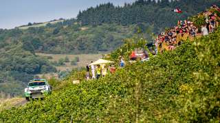 Rajd Niemiec czeski zespół ŠKODY, w składzie Jan Kopecký i Pavel Dresler, ponownie zajmuje najwyższą pozycję na podium kategorii WRC 2 Pro