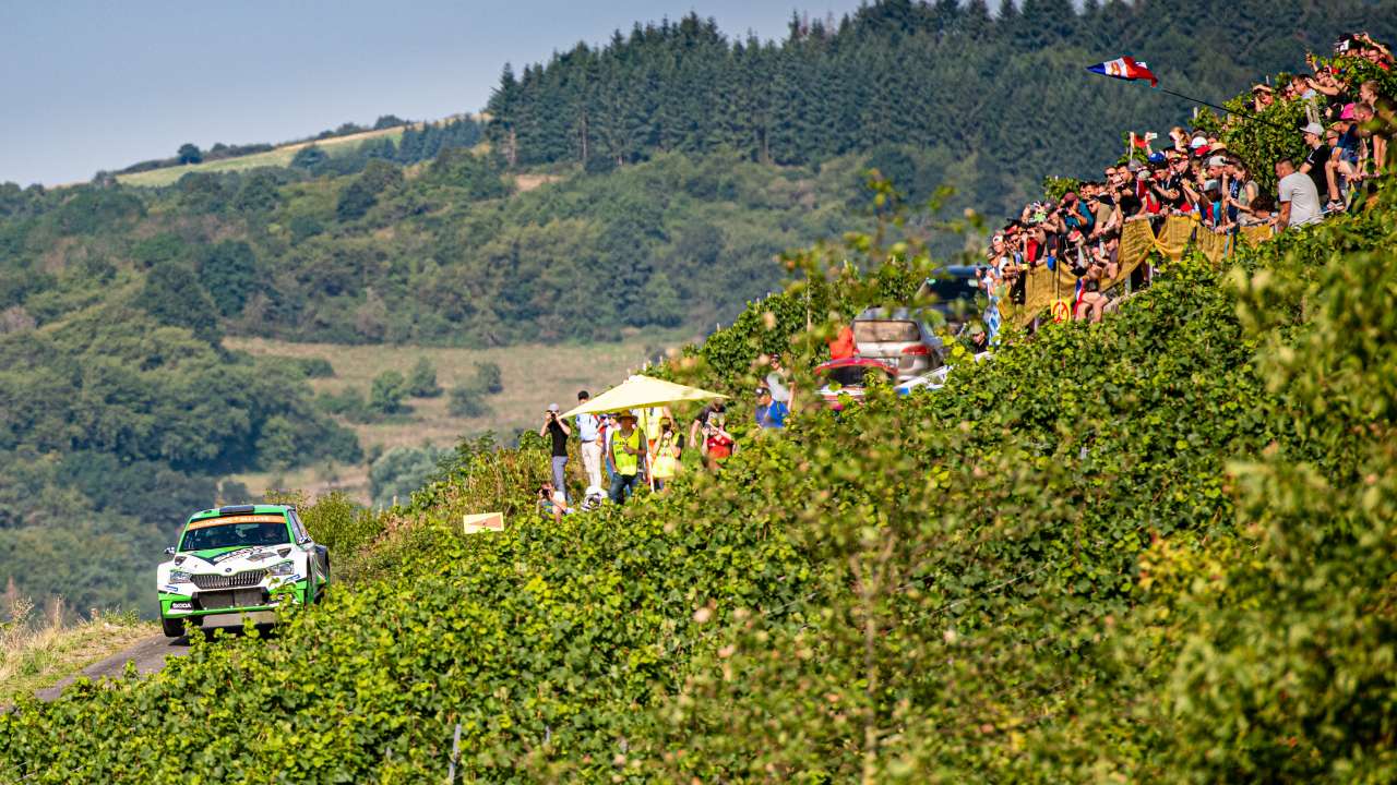 Rajd Niemiec czeski zespół ŠKODY, w składzie Jan Kopecký i Pavel Dresler, ponownie zajmuje najwyższą pozycję na podium kategorii WRC 2 Pro