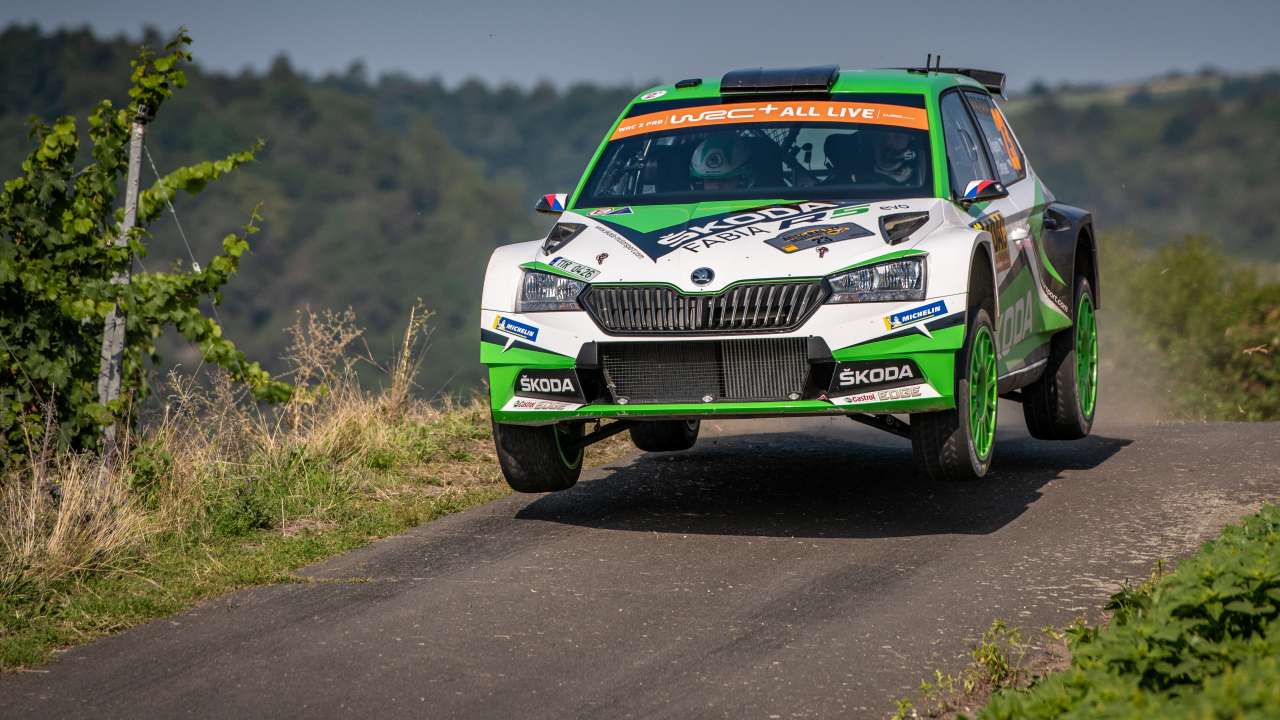 Rajd Niemiec czeski zespół ŠKODY, w składzie Jan Kopecký i Pavel Dresler, ponownie zajmuje najwyższą pozycję na podium kategorii WRC 2 Pro