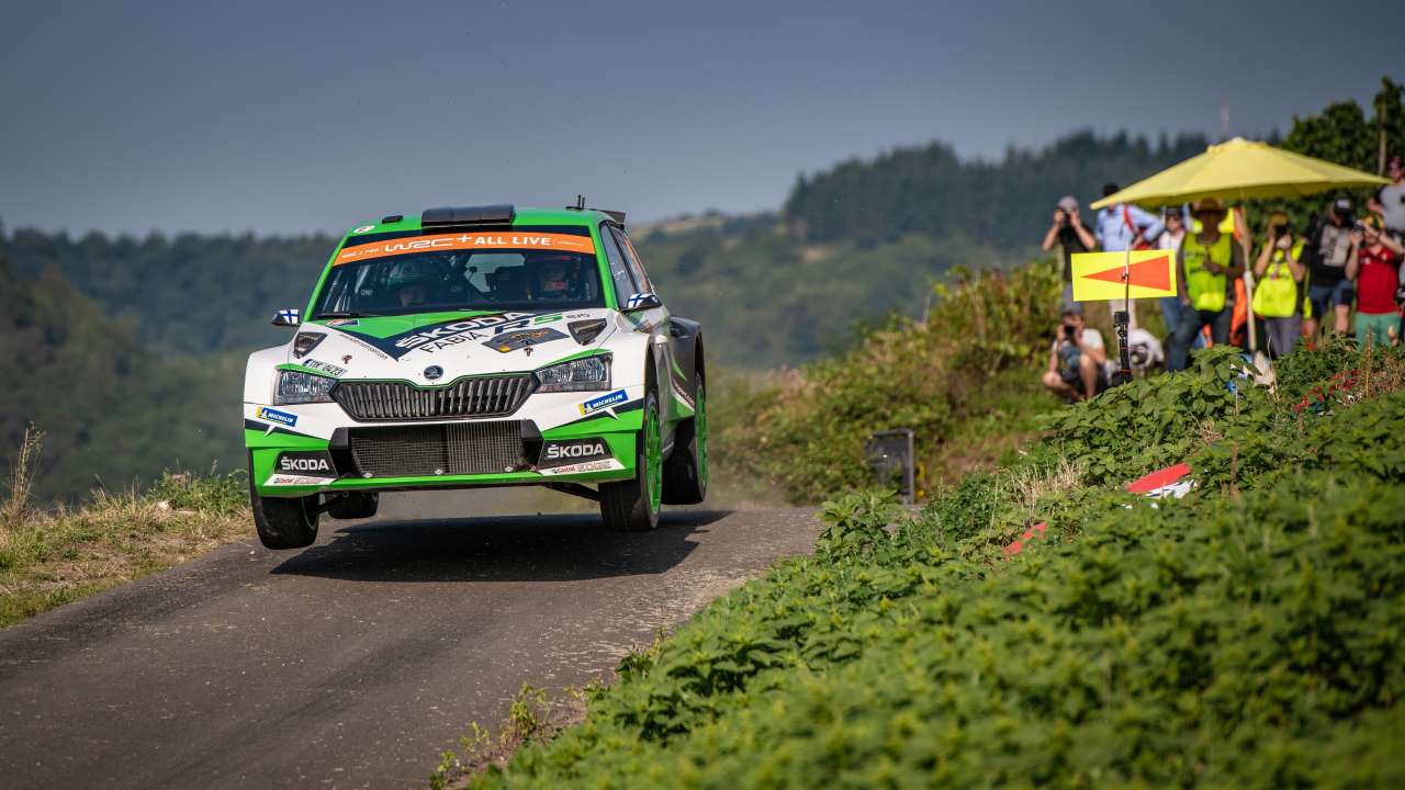 Rajd Niemiec czeski zespół ŠKODY, w składzie Jan Kopecký i Pavel Dresler, ponownie zajmuje najwyższą pozycję na podium kategorii WRC 2 Pro