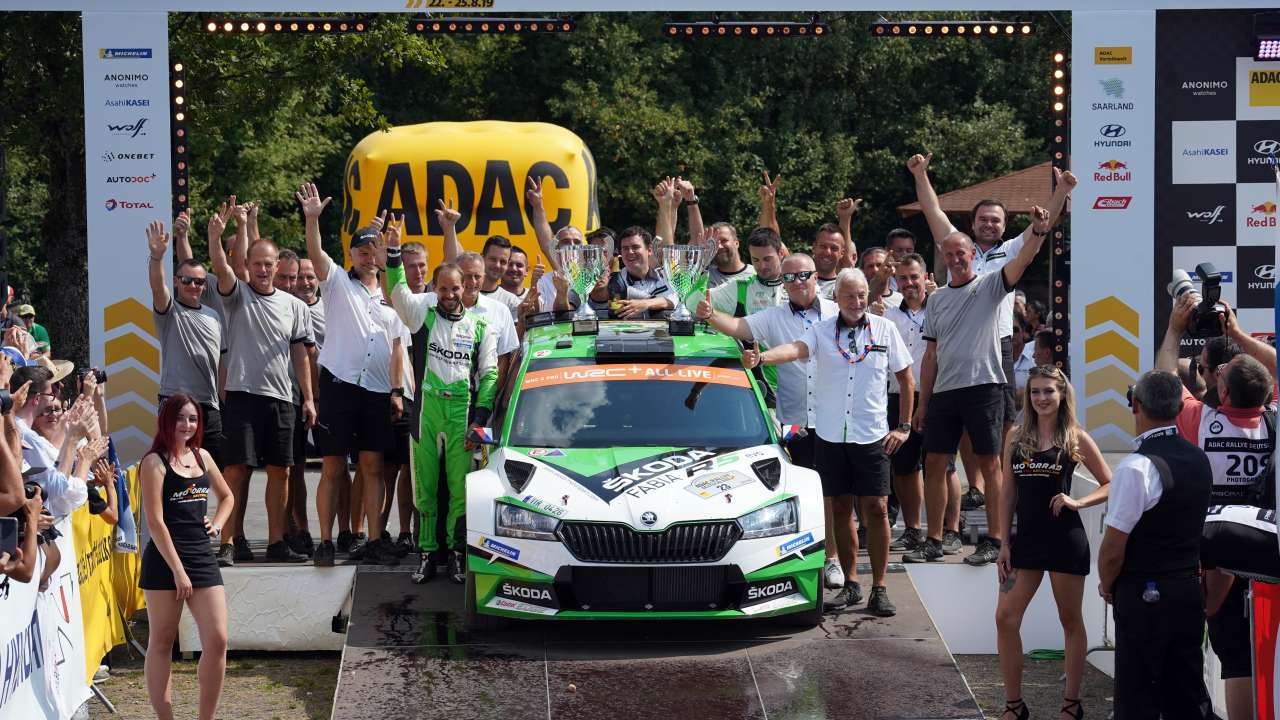 Rajd Niemiec czeski zespół ŠKODY, w składzie Jan Kopecký i Pavel Dresler, ponownie zajmuje najwyższą pozycję na podium kategorii WRC 2 Pro