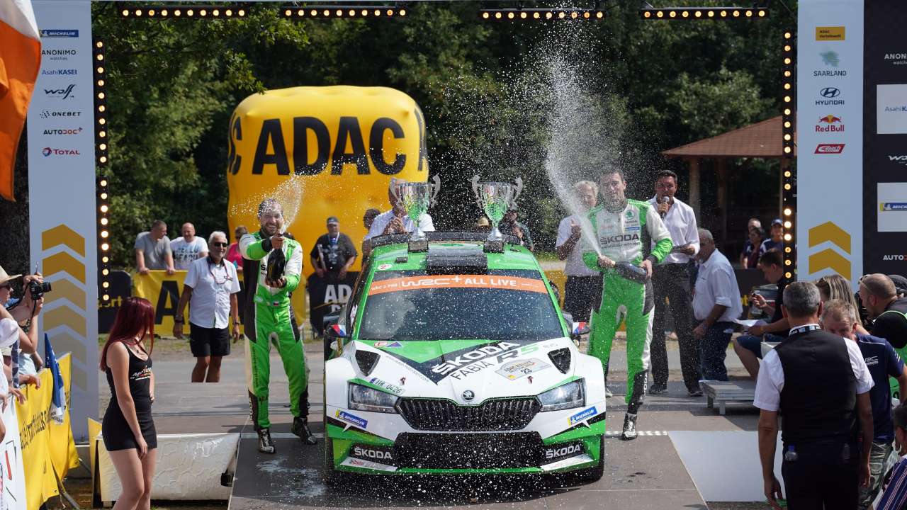 Rajd Niemiec czeski zespół ŠKODY, w składzie Jan Kopecký i Pavel Dresler, ponownie zajmuje najwyższą pozycję na podium kategorii WRC 2 Pro