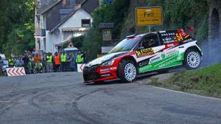 Rajd Niemiec czeski zespół ŠKODY, w składzie Jan Kopecký i Pavel Dresler, ponownie zajmuje najwyższą pozycję na podium kategorii WRC 2 Pro