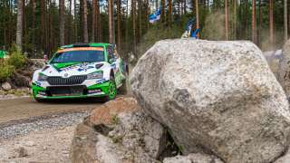 Rajd Finlandii: kierowca ŠKODY FABIA R5 evo, Kalle Rovanperä, zwyciężył w kategorii WRC 2 Pro