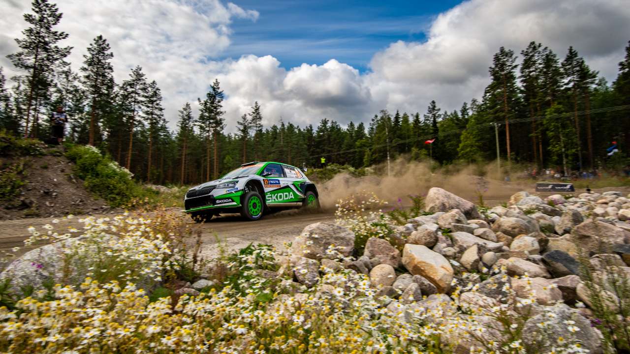 Rajd Finlandii: kierowca ŠKODY FABIA R5 evo, Kalle Rovanperä, zwyciężył w kategorii WRC 2 Pro