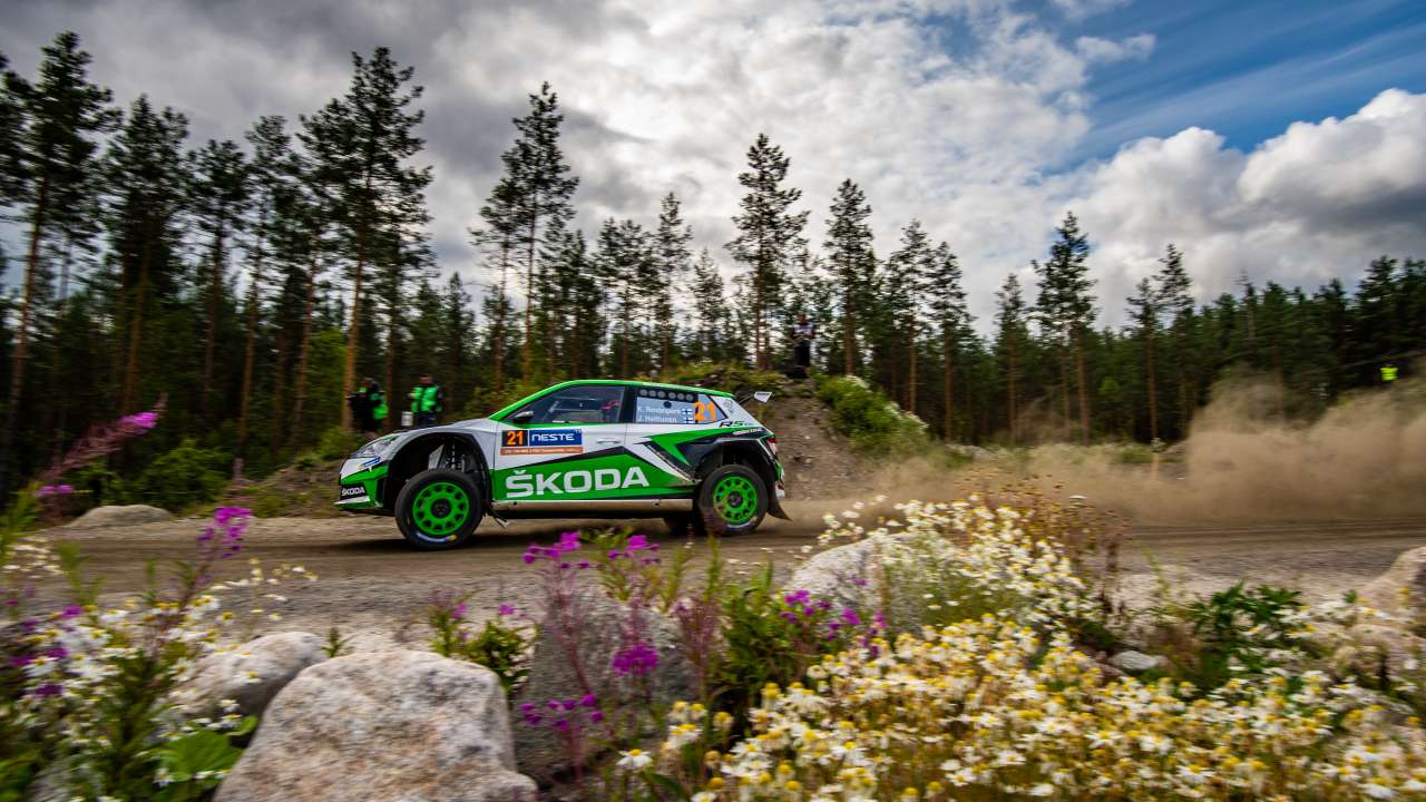 Rajd Finlandii: kierowca ŠKODY FABIA R5 evo, Kalle Rovanperä, zwyciężył w kategorii WRC 2 Pro