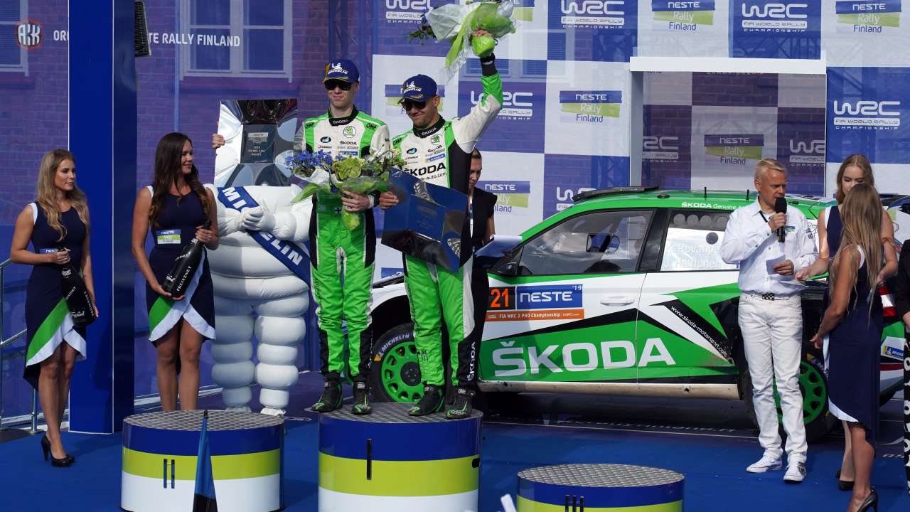 Rajd Finlandii: kierowca ŠKODY FABIA R5 evo, Kalle Rovanperä, zwyciężył w kategorii WRC 2 Pro