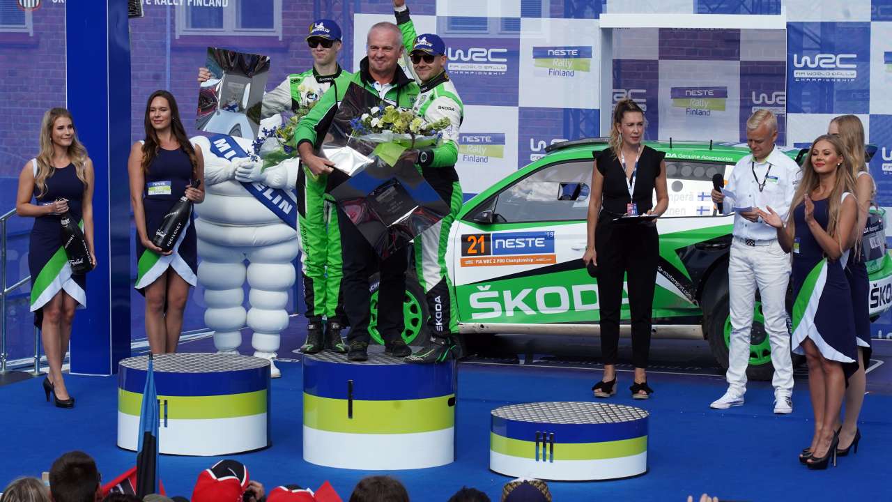 Rajd Finlandii: kierowca ŠKODY FABIA R5 evo, Kalle Rovanperä, zwyciężył w kategorii WRC 2 Pro