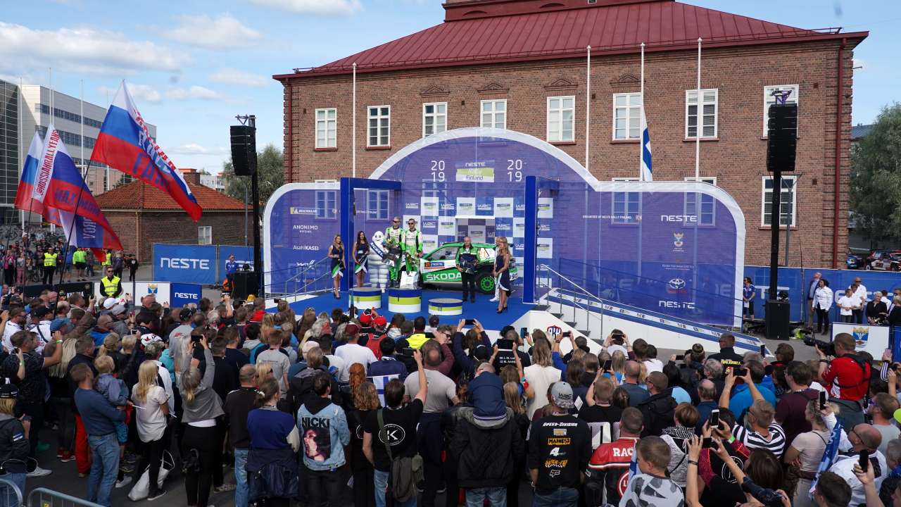 Rajd Finlandii: kierowca ŠKODY FABIA R5 evo, Kalle Rovanperä, zwyciężył w kategorii WRC 2 Pro